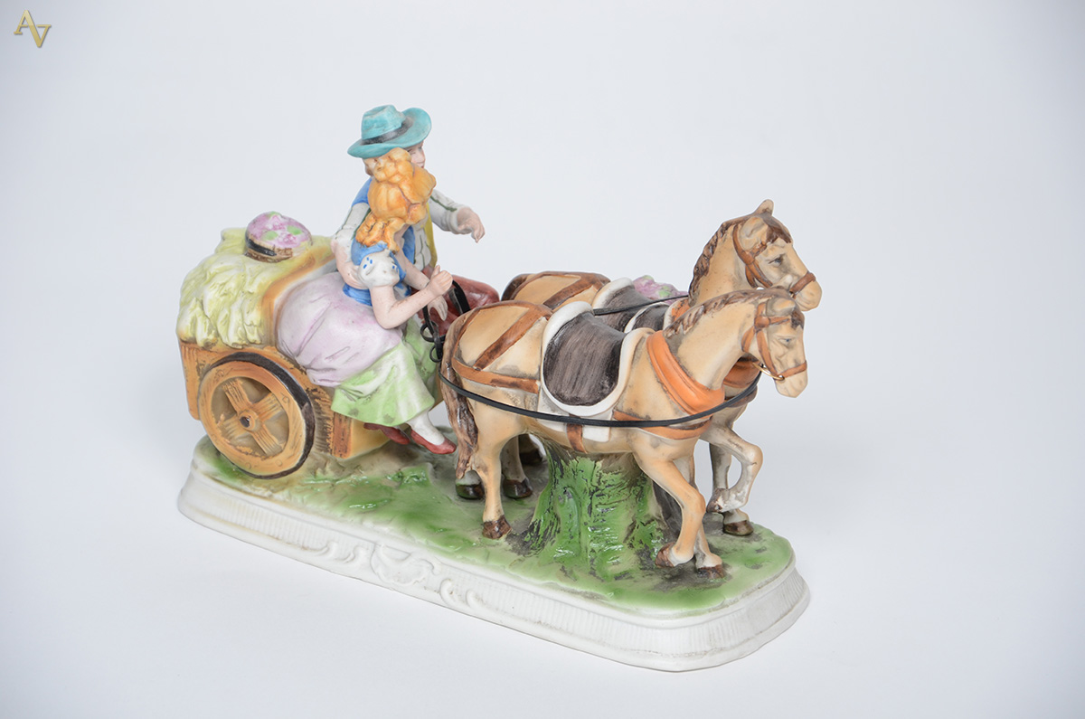 Escultura de biscuit representando casal de jovens na carroça. Altura... - foto 2 de 2