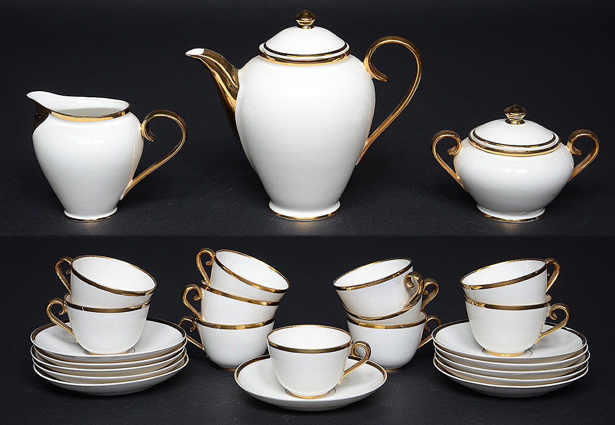 Jogo de café de porcelana branca com frisos dourados, sendo bule...