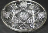 Prato para bolo em cristal lapidado com borda e... - Prato para bolo em cristal lapidado com borda em metal