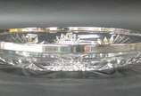 Prato para bolo em cristal lapidado com borda e... - Prato para bolo em cristal lapidado com borda em metal