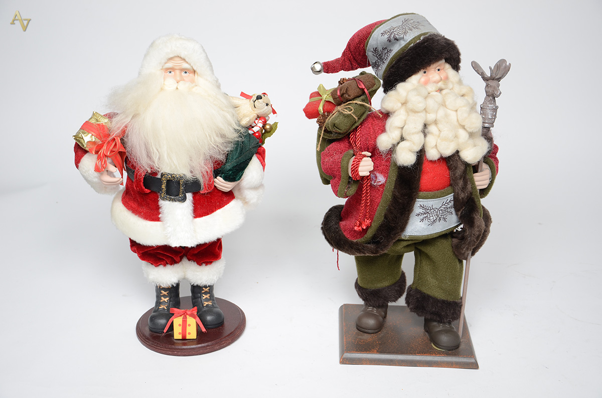 Duas figuras de Papai Noel. Alturas 45 e 47 cm.