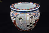 Potiche de porcelana decorada com motivos orien... - Potiche de porcelana decorada com motivos orientais. Diâmetro 16 cm e altura 13,5 cm.