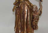 Auguste Moreau (1834-1917),  - Escultura de petit bronze patinada de dourado representando Mulher com criança, assinada . Pátina descascando em pequenas partes.