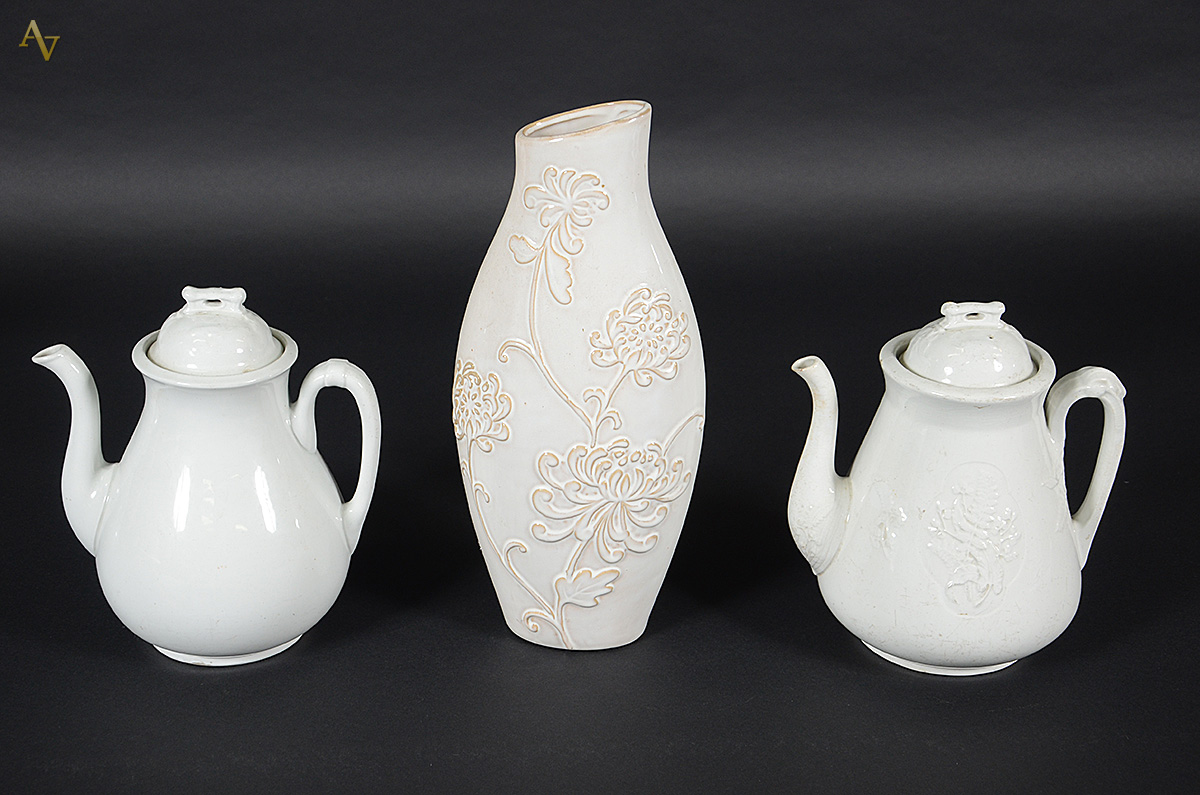 Três peças de porcelana branca, sendo dois bules (um ingles com... - foto 1 de 2