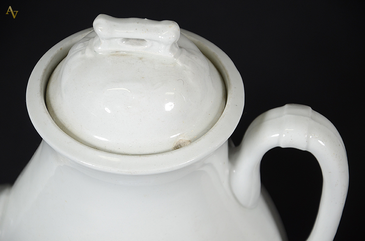 Três peças de porcelana branca, sendo dois bules (um ingles com... - foto 2 de 2