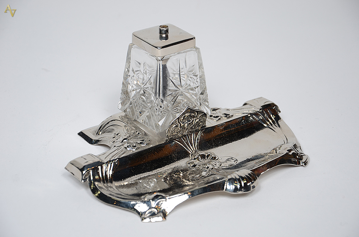 Tinteiro Art Nouveau de metal prateado com recipiente de cristal...