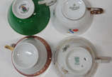 Nove xícaras de chá com pires em porcelana  de ... - Nove xícaras de chá com pires em porcelana  de diversas procedências.
