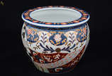 Potiche de porcelana decorada com motivos orien... - Potiche de porcelana decorada com motivos orientais. Diâmetro 16 cm e altura 13,5 cm.