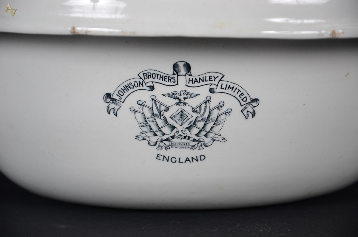 Vaso noturno de faiança inglesa branca. Medidas 46 x 29 cm e altura... - foto 2 de 2