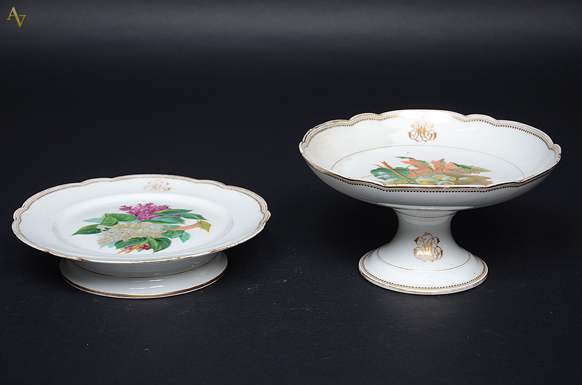 Duas fruteiras de pé de porcelana francesa CH. Pillivuyt, borda em... - foto 1 de 2