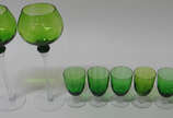  Diversas peças em vidro verde, sendo 6 cálices... -  Diversas peças em vidro verde, sendo 6 cálices  e par de  grandes castiçais.