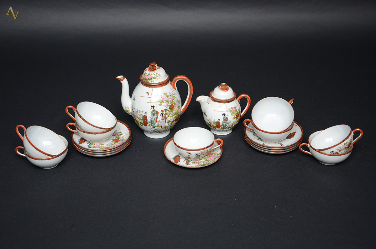 Conjunto de chá de porcelana oriental com gueixas em policromia...