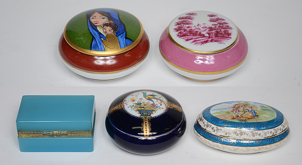 Cinco caixas diversas, sendo uma de opalina azul e 4 de porcelana...