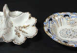 Duas peças em porcelana  européia , sendo porta... - Duas peças em porcelana  européia , sendo porta petiscos com dourado e bowl oval azul e dourado 