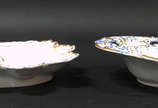 Duas peças em porcelana  européia , sendo porta... - Duas peças em porcelana  européia , sendo porta petiscos com dourado e bowl oval azul e dourado 