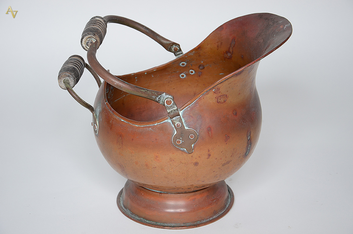 Gomil de cobre com alças de madeira. Altura 32 cm. - foto 2 de 2