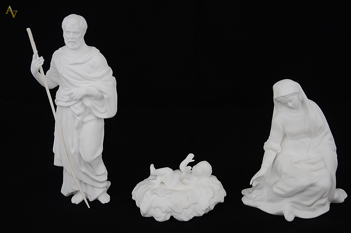 LENOX - Três esculturas de porcelana branca representando nascimento...