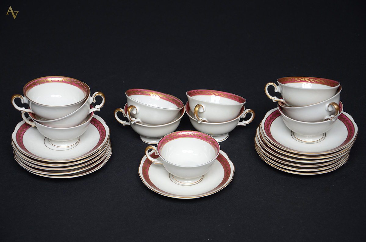 Conjunto com onze xícaras para café com pires, de porcelana KPM.