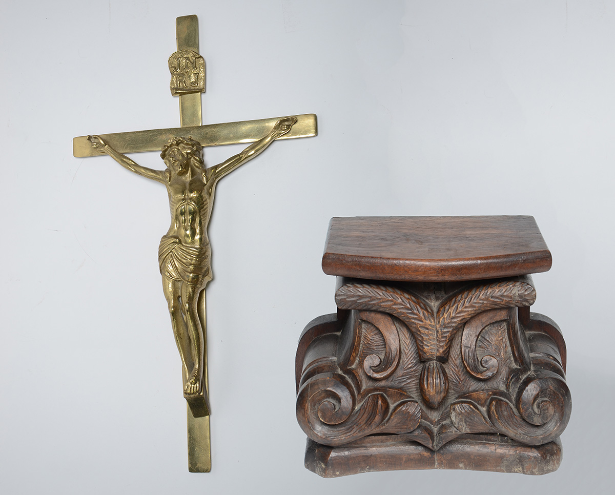 Duas peças, sendo crucifixo com cristo de metal dourado (altura 53...
