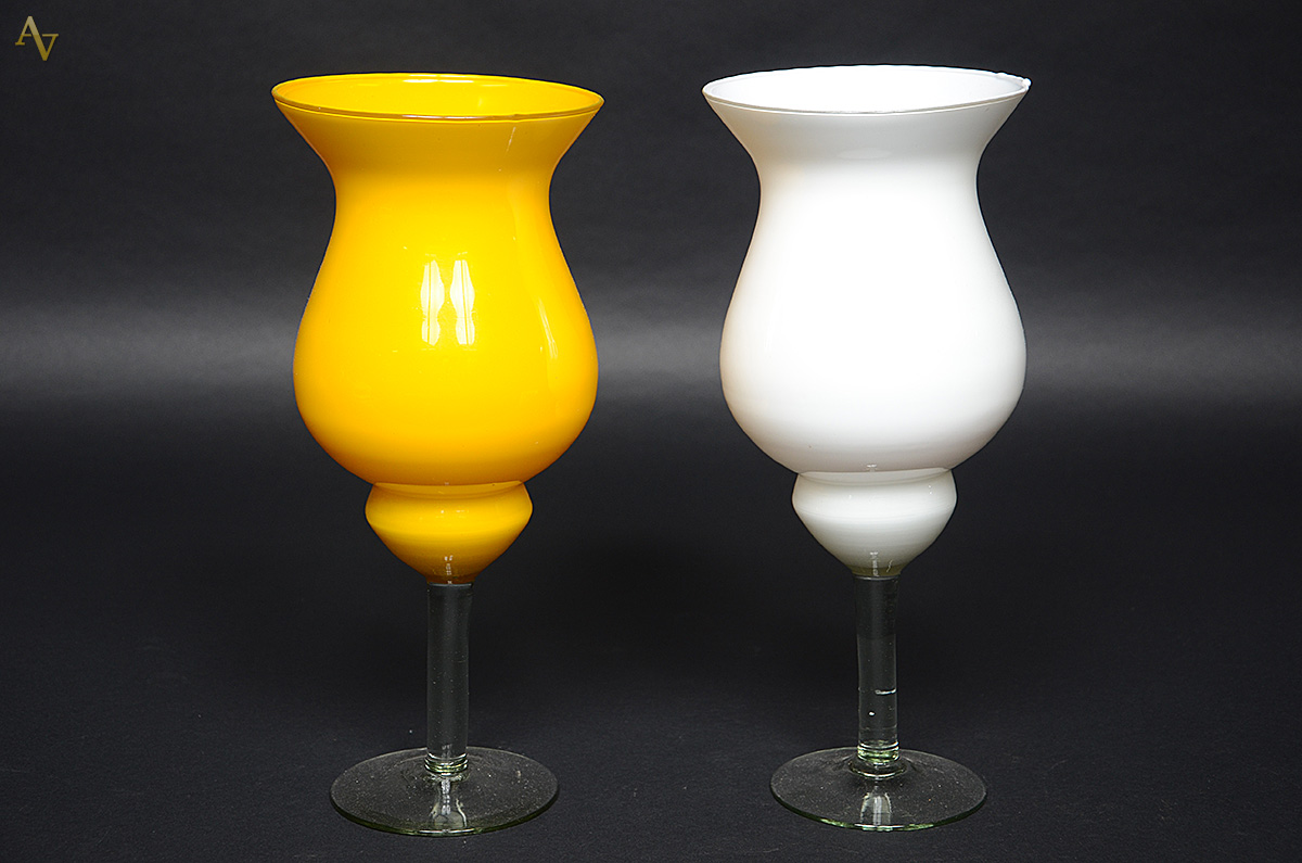 Duas jarras de vidro nas cores amarelo e branco. Altura 35 cm cada.