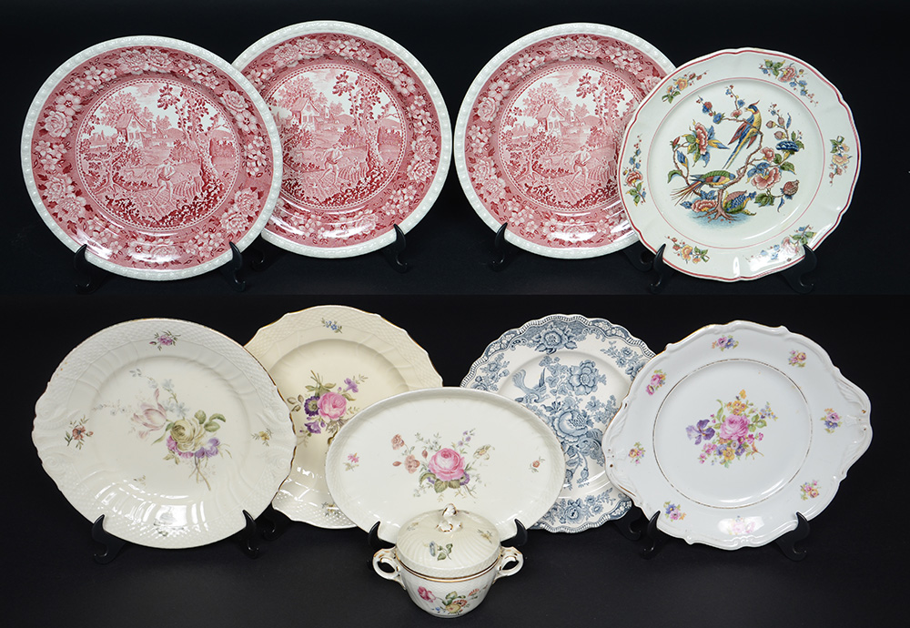 Dez peças diversas de porcelana, sendo 9 pratos e um açucareiro... - foto 1 de 2