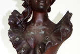 Escultura de petit bronze representando  figura... - Escultura de petit bronze representando  figura feminina (partes com oxidação)