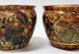 Par de cachepots de porcelana oriental com guer... - Par de cachepots de porcelana oriental com guerreiros e gueixas  em policromia , interior com figuras de peixes.