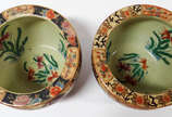 Par de cachepots de porcelana oriental com guer... - Par de cachepots de porcelana oriental com guerreiros e gueixas  em policromia , interior com figuras de peixes.