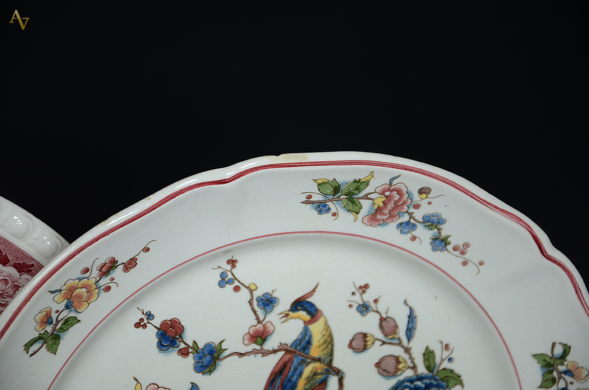 Dez peças diversas de porcelana, sendo 9 pratos e um açucareiro... - foto 2 de 2