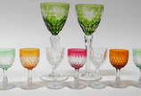 Diversos cálices em cristal , sendo 2 cálices a... - Diversos cálices em cristal , sendo 2 cálices alto verdes ( 21,5 cm)  5 para licor coloridos ( 9,5 cm ) e 4 diversos lapidados .Total 11 peças