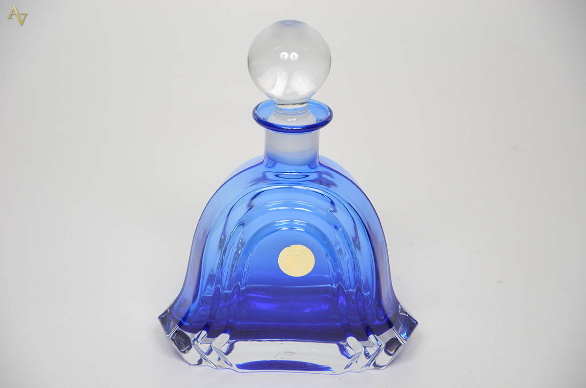 Garrafa em cristal azul italiano. Altura 35 cm.