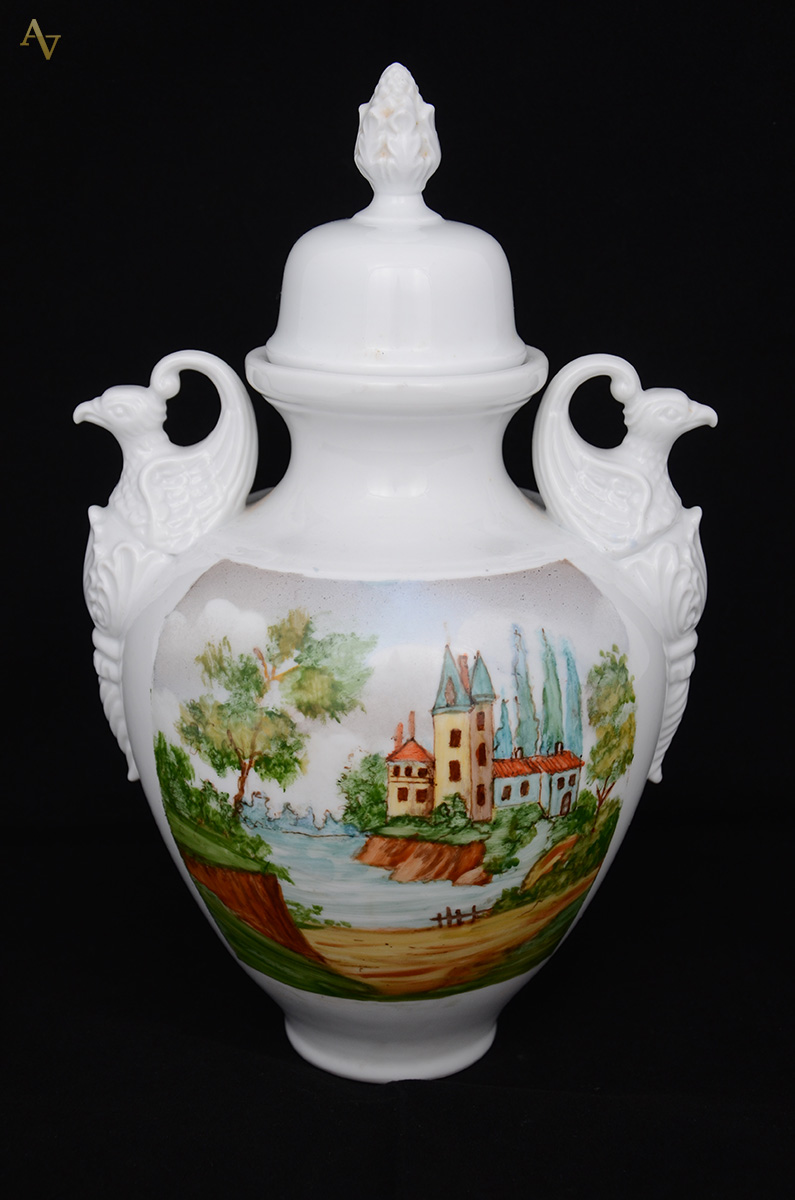 Potiche de porcelana com pegas na forma de águias, decorada com... - foto 1 de 2