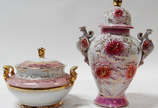  Duas peças de porcelana, sendo sopeira com dec... -  Duas peças de porcelana, sendo sopeira com decoração rosa e ouro   e potiche com pegas na forma de animais estilizados.