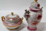  Duas peças de porcelana, sendo sopeira com dec... -  Duas peças de porcelana, sendo sopeira com decoração rosa e ouro   e potiche com pegas na forma de animais estilizados.