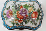 Porta jóias de porcelana francesa de Limoges , ... - Porta jóias de porcelana francesa de Limoges , decoração floral em policromia, detalhes de metal dourado. Marca na base.