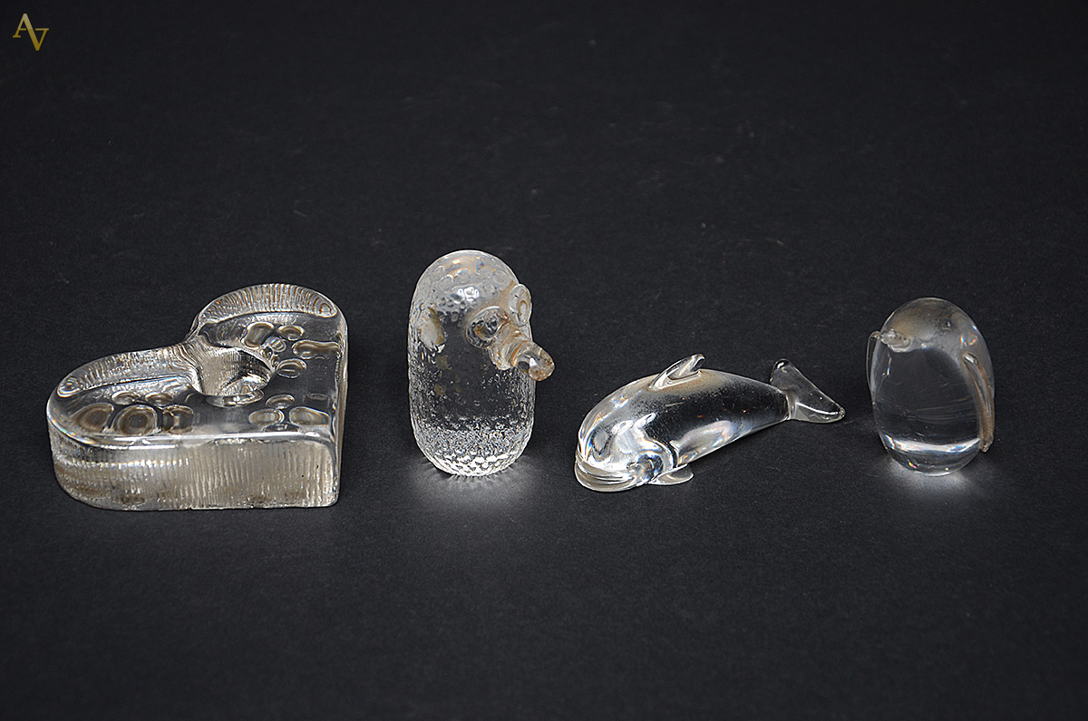 Quatro peças de cristal, sendo três pequenos animais (assinados) e um...