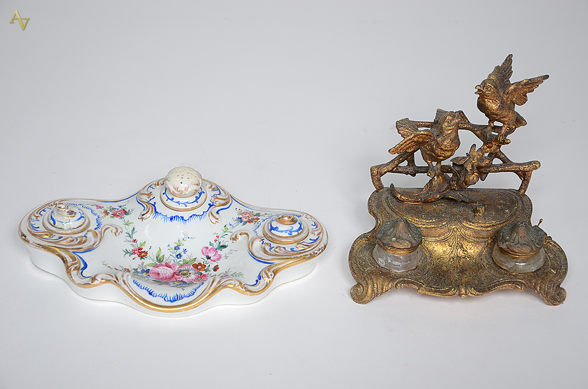 Dois tinteiros, sendo um de porcelana (medidas 28 x 18 xm e altura 7... - foto 1 de 3