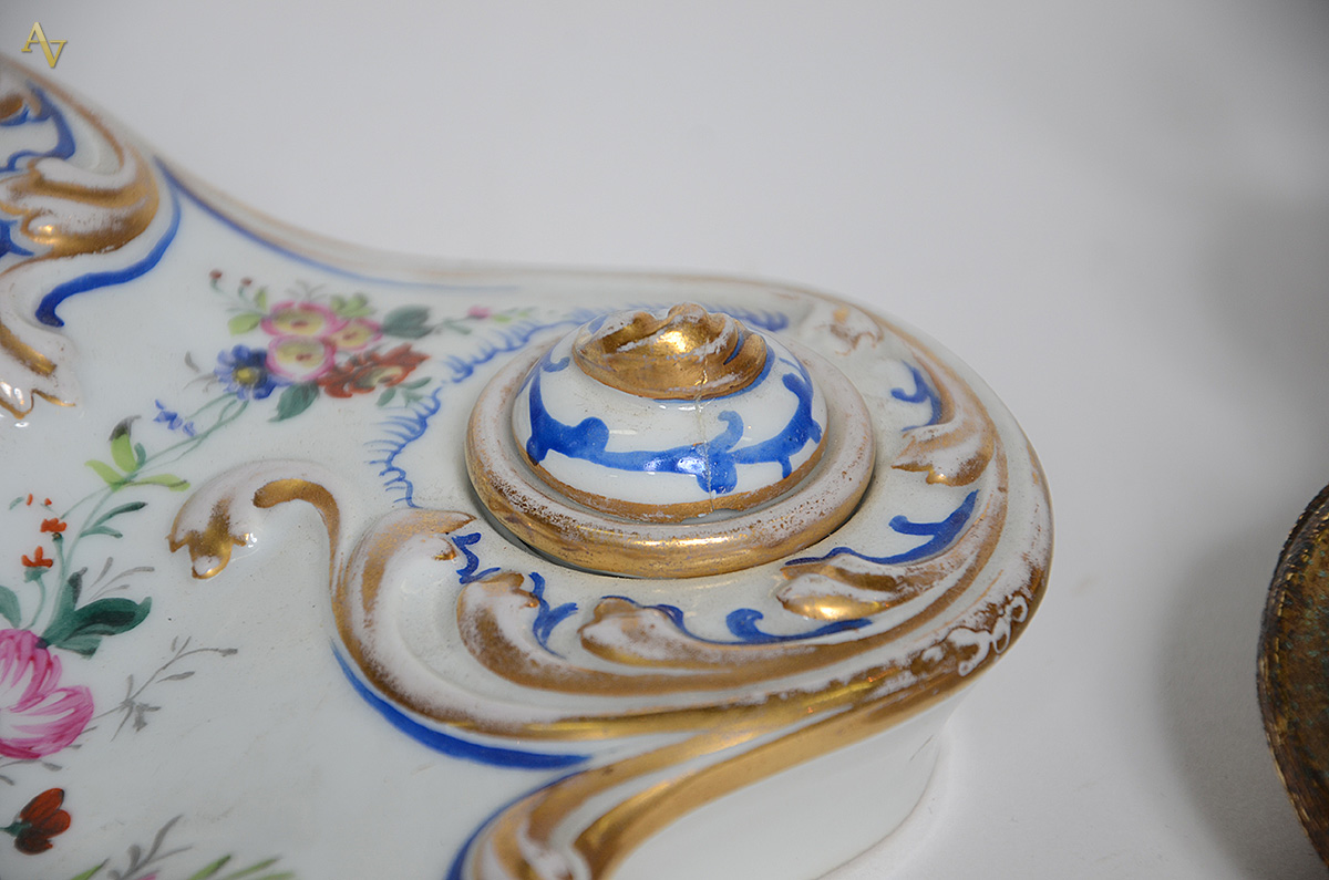 Dois tinteiros, sendo um de porcelana (medidas 28 x 18 xm e altura 7... - foto 2 de 3