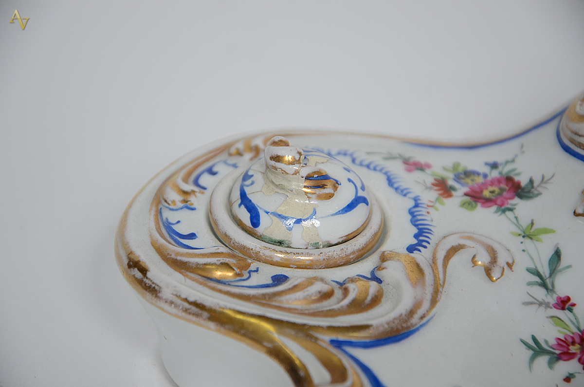 Dois tinteiros, sendo um de porcelana (medidas 28 x 18 xm e altura 7... - foto 3 de 3