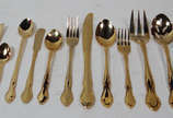 Faqueiro dourado , sendo 12 facas, 12 garfos  e... - Faqueiro dourado , sendo 12 facas, 12 garfos  e 13 colheres grandes ; 12  garfos e 12 facas para peixe ;12 colheres de café e 12 para suco; 12 g...