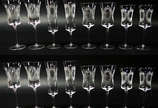 Serviço de cristal lavrado composto de 7 flutes... - Serviço de cristal lavrado composto de 7 flutes , 8 copos para água, 7  cálices para vinho tinto e 6 vinho branco. Total 28 peças