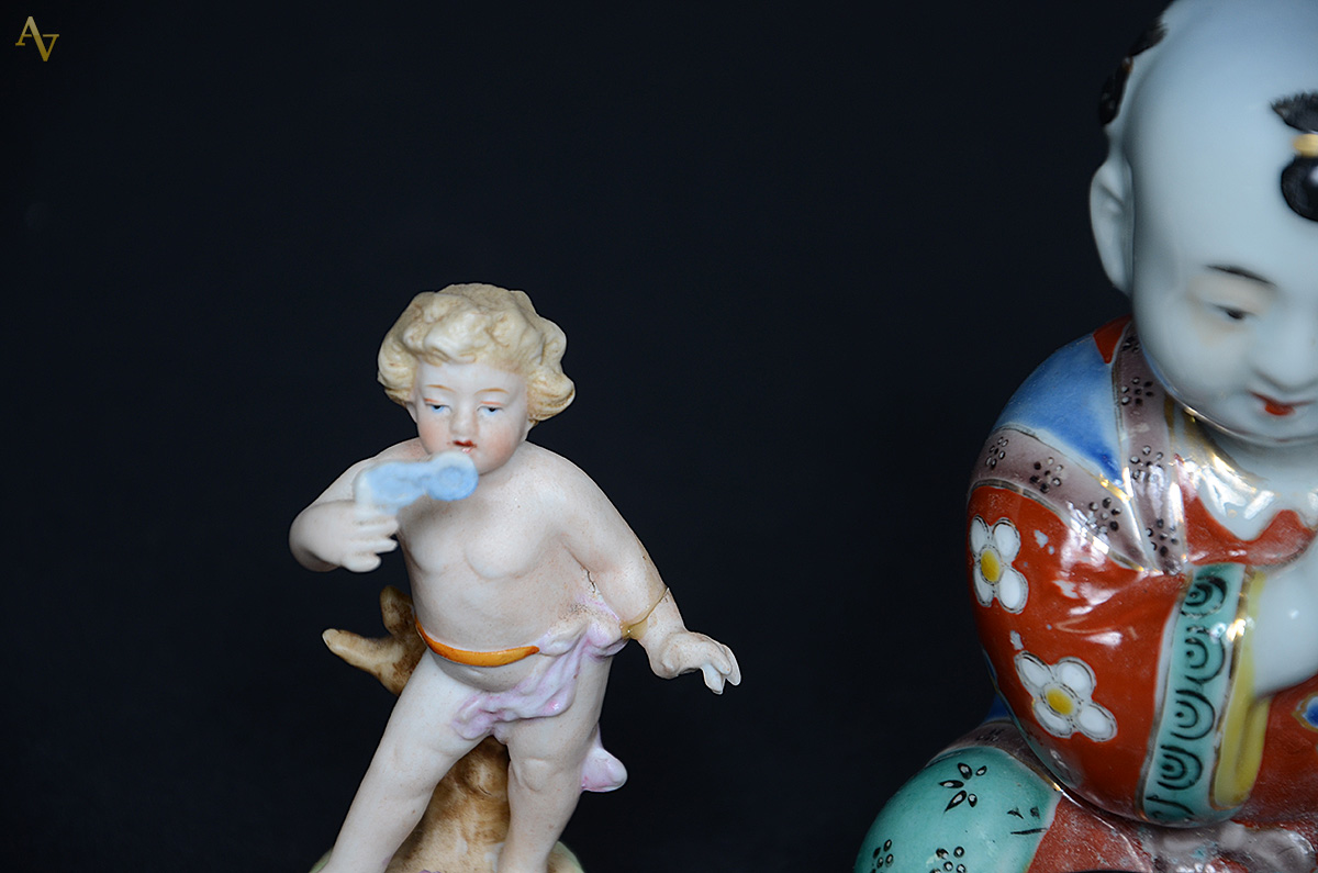 Sete peças diversas de porcelana policromada, sendo seis figuras e um... - foto 4 de 4