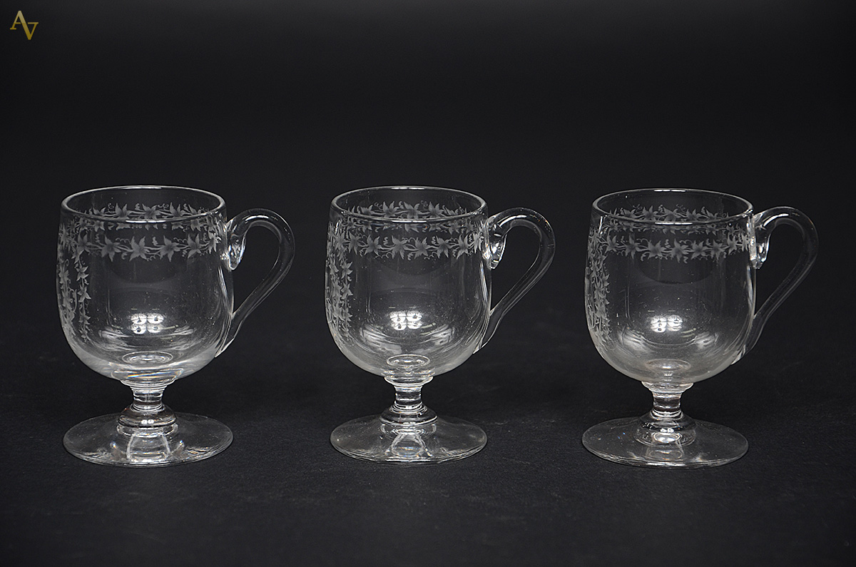 Três pequenas canecas de cristal lavrados ao gosto Saint Louis... - foto 1 de 2