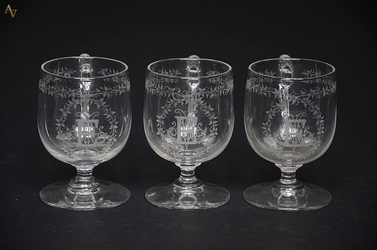 Três pequenas canecas de cristal lavrados ao gosto Saint Louis... - foto 2 de 2
