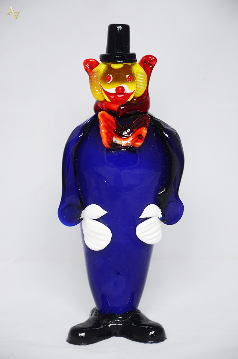 Palhaço de murano azul com gravata vermelha. Altura 33 cm.