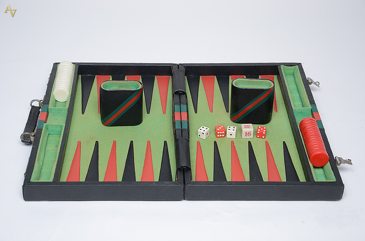 Jogo de gamão, no estojo. Medida aberta 50,5 x 39,5 cm. - foto 1 de 2