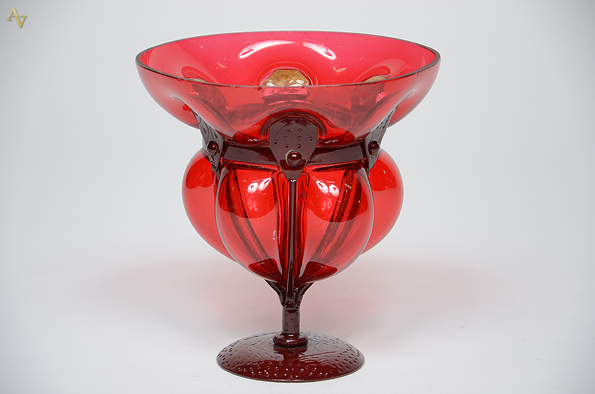 Vaso de vidro soprado vermelho. Altura 17 cm e diâmetro 6 cm (boca).