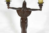 Luminária de petit bronze representado figura e... - Luminária de petit bronze representado figura egipcia , mangas em pasta de vidro
