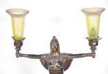 Luminária de petit bronze representado figura e... - Luminária de petit bronze representado figura egipcia , mangas em pasta de vidro