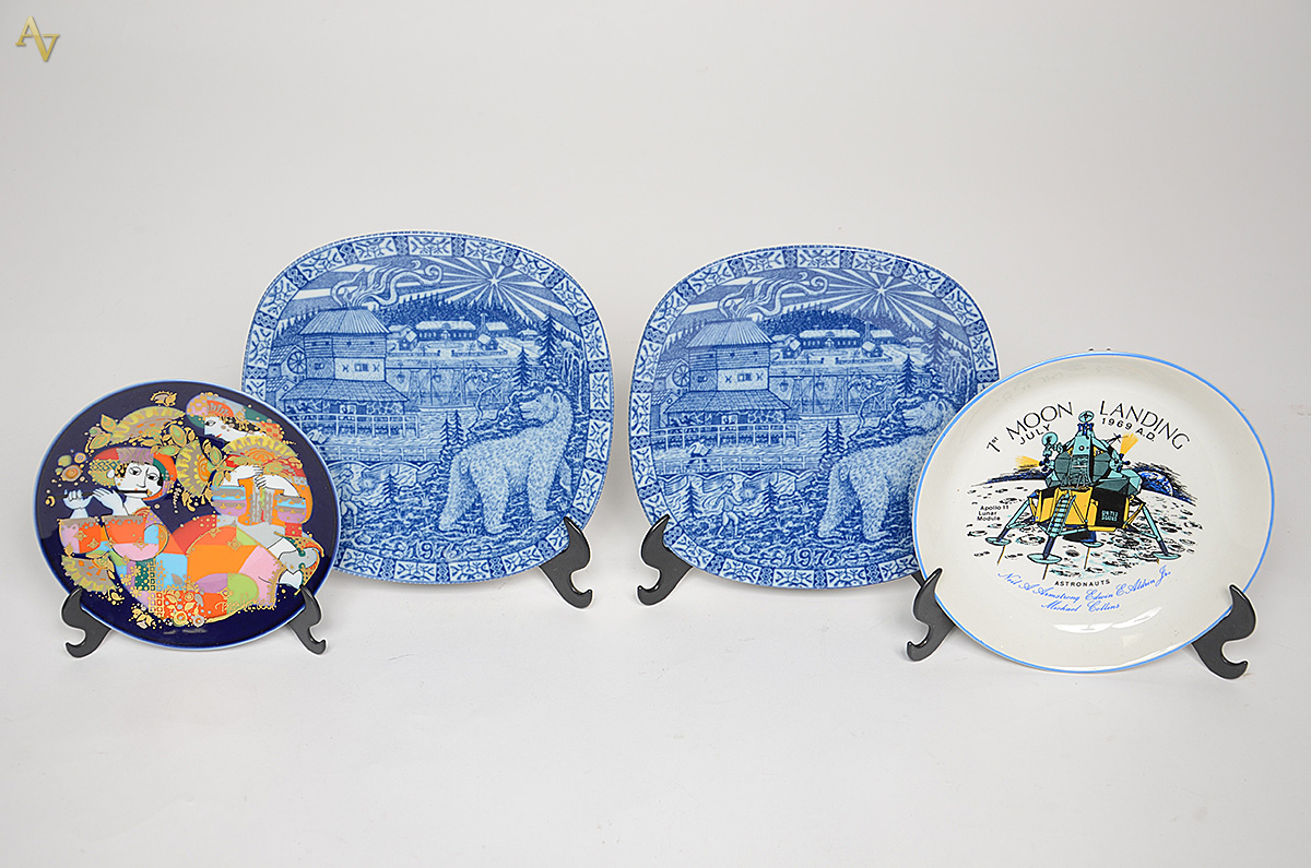 Quatro pratos de porcelana de marcas diversas, sendo Rosenthal...